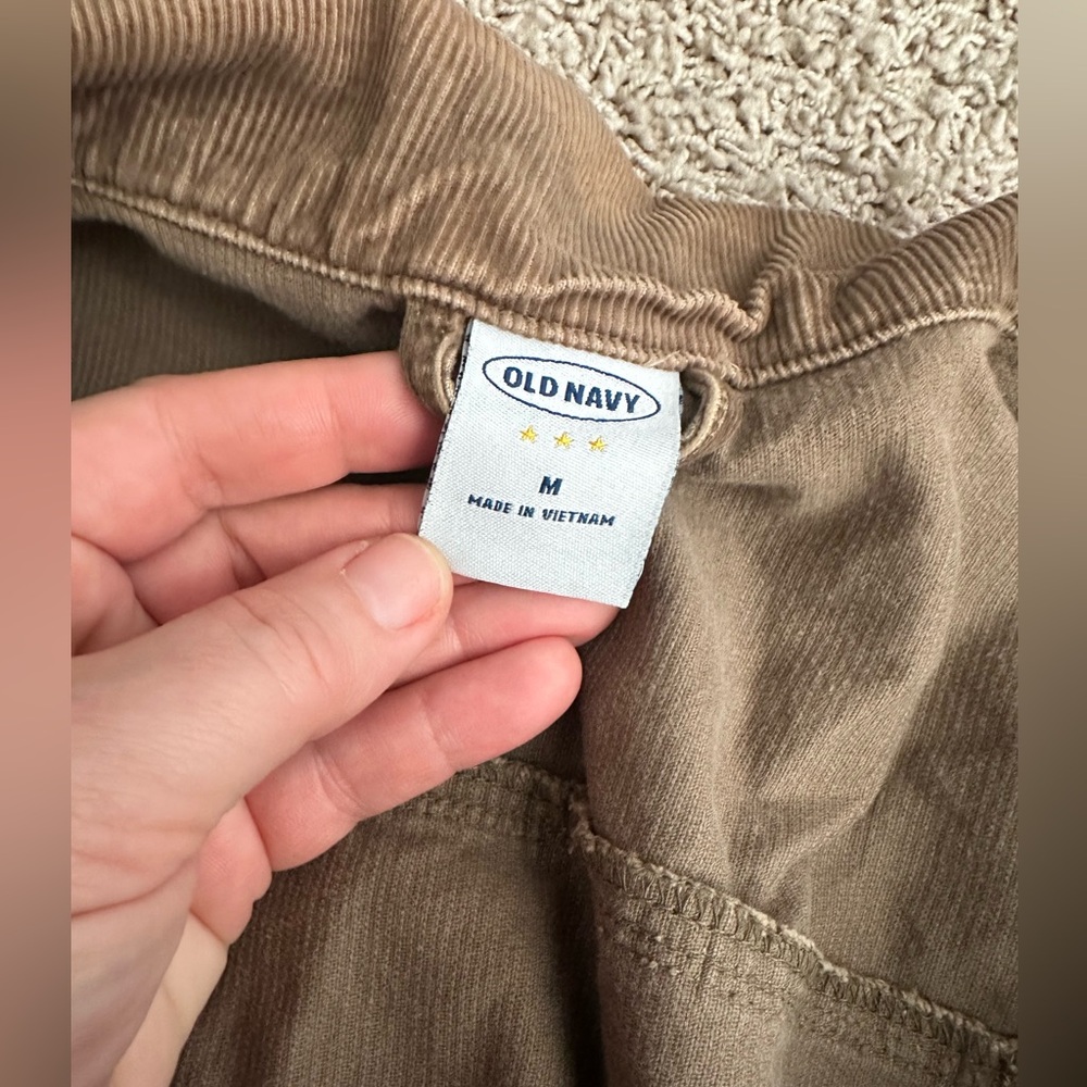 ✨ Old Navy Corduroy Jacket – Size Medium ✨
Beautiful taupe/tan corduroy jacket